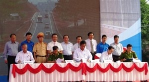 Senior officials from the Steering Committees for Traffic Safety of the Central Highland provinces and southern Binh Phuoc province signed commitments to ensure traffic safety on Ho Chi Minh road (Source: nhandan)
